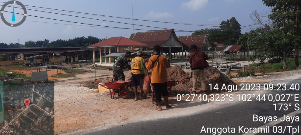 Bersihkan Lingkungan, Babinsa 03/Tpl Ajak Masyarakat Untuk Lakukan Penimbunan Daerah Pasar