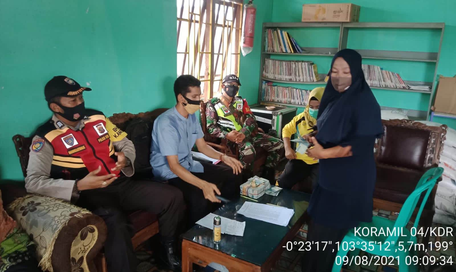 Pastikan Aman dan Tepat Sasaran, Babinsa dan Bhabinkamtibmas Dampingi Penyaluran BLT Sungai Bela