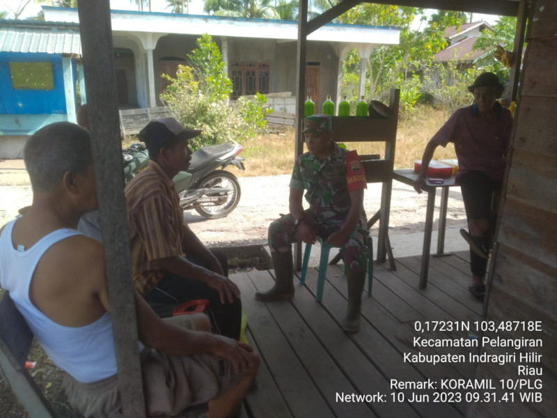 Ngobrol Santai Bersama Warga, Babinsa Koramil 10/Pelangiran Bahas Situasi Desa