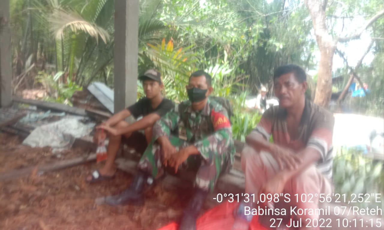 Sertu Yadi Yanto Adakan Komsos Bersama Warga di Wilayah Desa Pesenggrahan