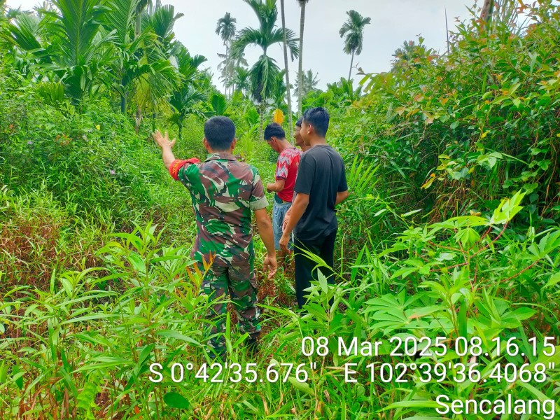 TNI dan Masyarakat Bersatu Melawan Karhutla di Wilayah Koramil 09/Kemuning