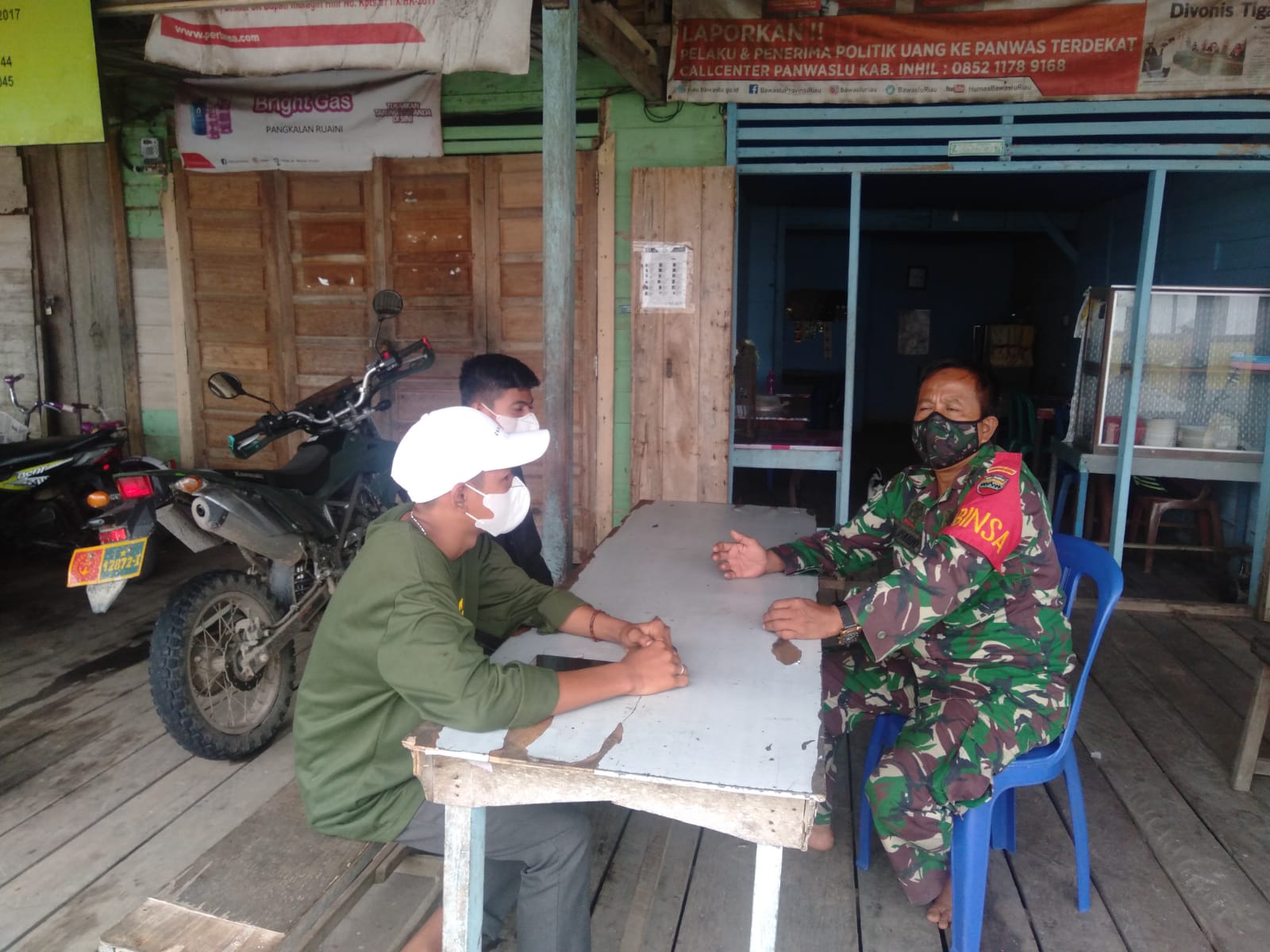 Babinsa Koramil 04/Kuindra Rajin Komsos dengan Masyarakat