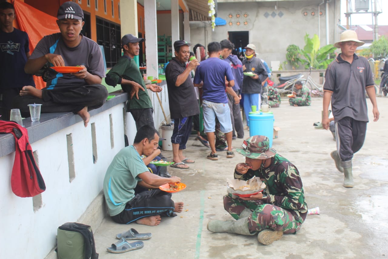 Makan Siang Bersama Warga Ala Satgas TMMD ke-111 Kodim 0314/Inhil
