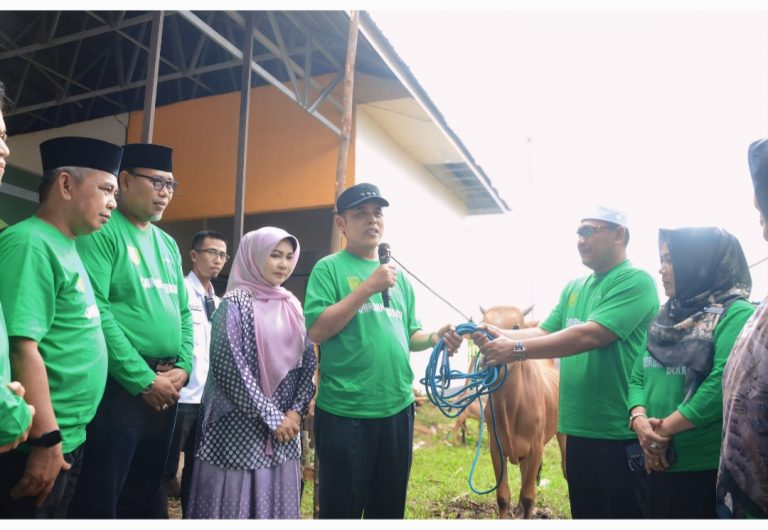 Pj Bupati Herman Lakukan Penyembelihan Pertama Hewan Qurban di lingkungan Setda Inhil