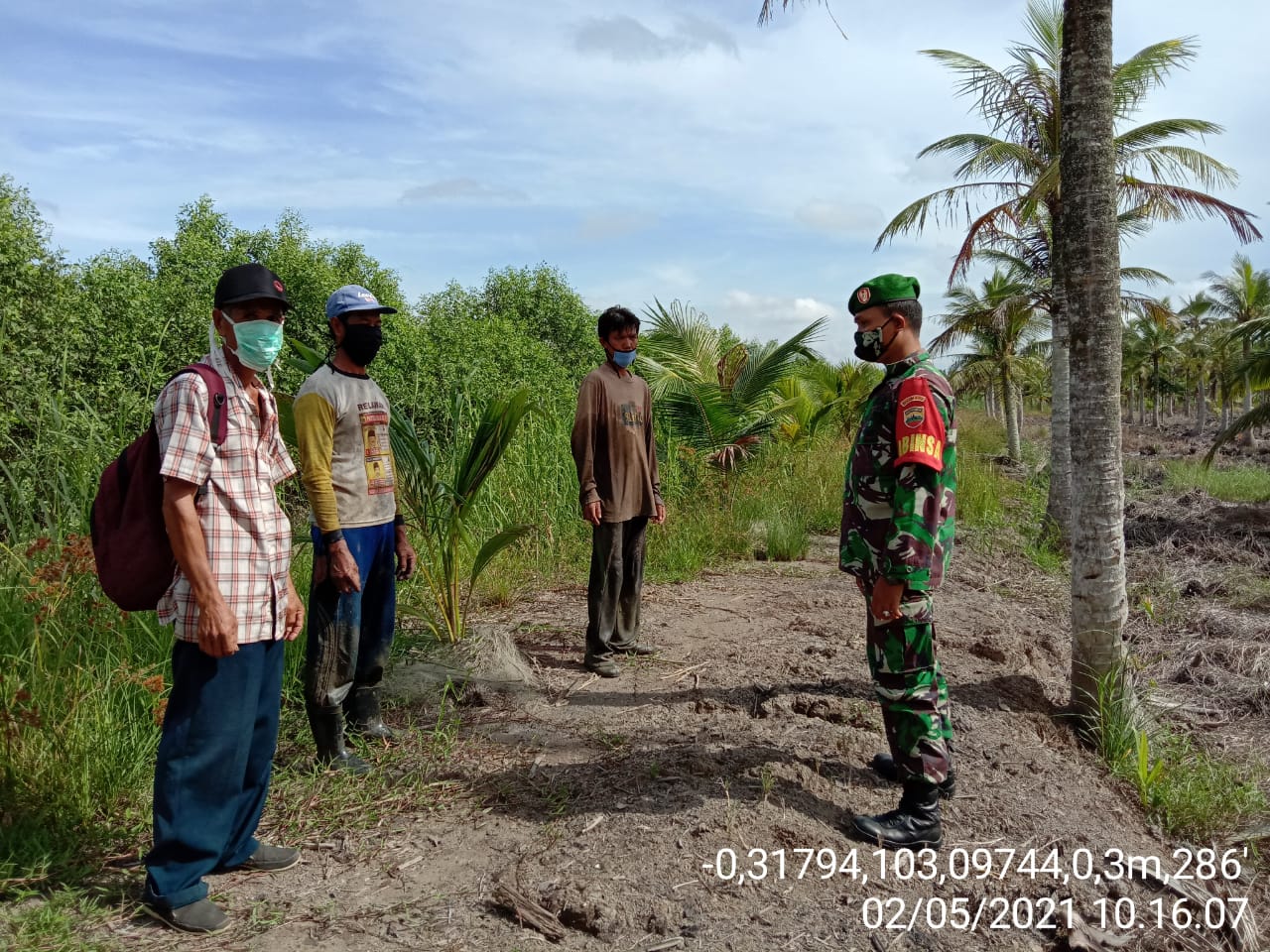 Babinsa Koptu Ronald Laksanakan Patroli Karlahut Bersama Warga Binaan