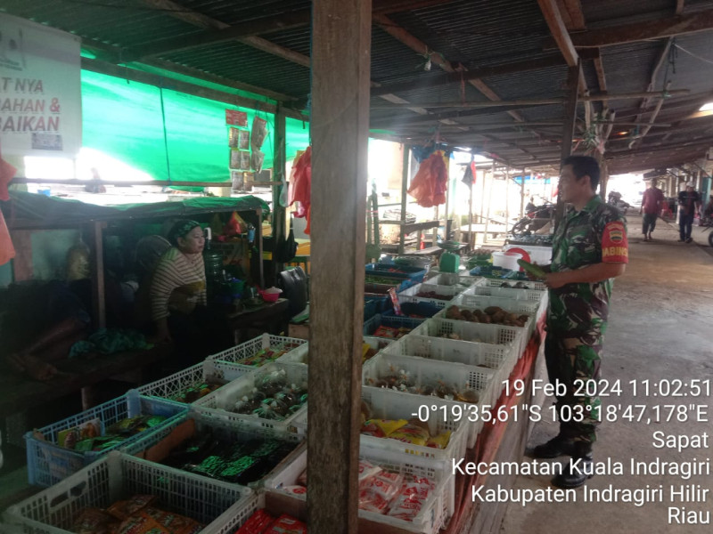 Babinsa Koramil 04/Kuindra Lakukan Pengecekan Harga Pangan di Pasar Tradisional