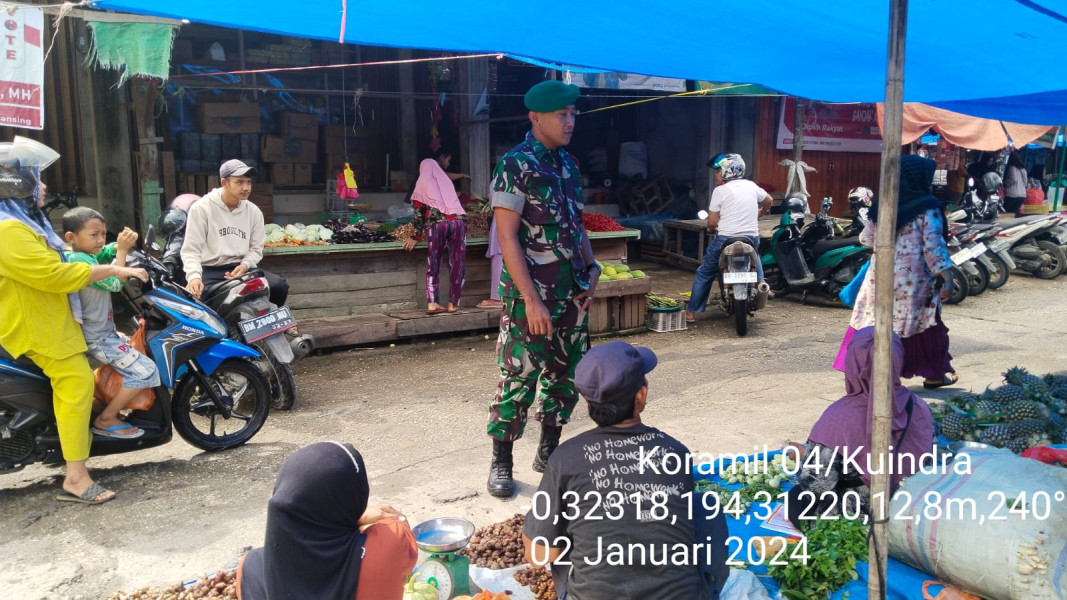 Babinsa Koramil 04/Kdr Turun Ke Pasar Untuk Melaksanakan Komsos Pedagang Sayur
