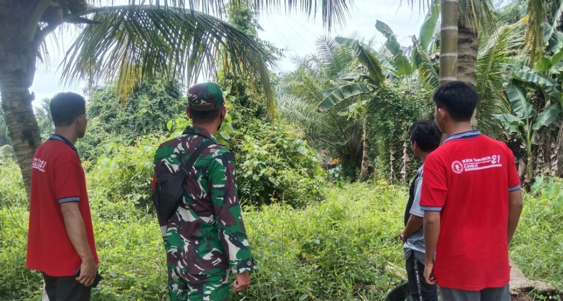 Babinsa Koramil 07/Reteh Rutin Laksanakan Patroli Tapal Batas di Wilayah Sanglar