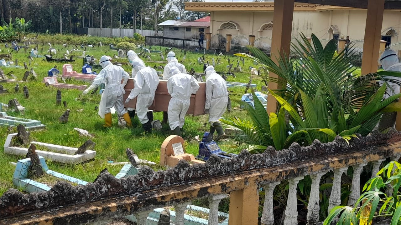 Koramil 03/Tempuling dan Polri Amankan Pemakaman Jenazah Pasien Covid-19