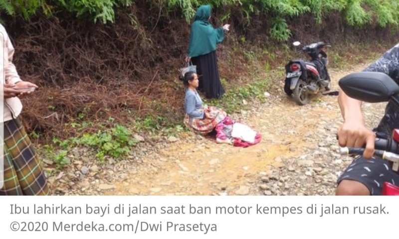Miris, Karena Ban Motor Bocor, Ibu Muda Ini Terpaksa Melahirkan di Jalanan Rusak