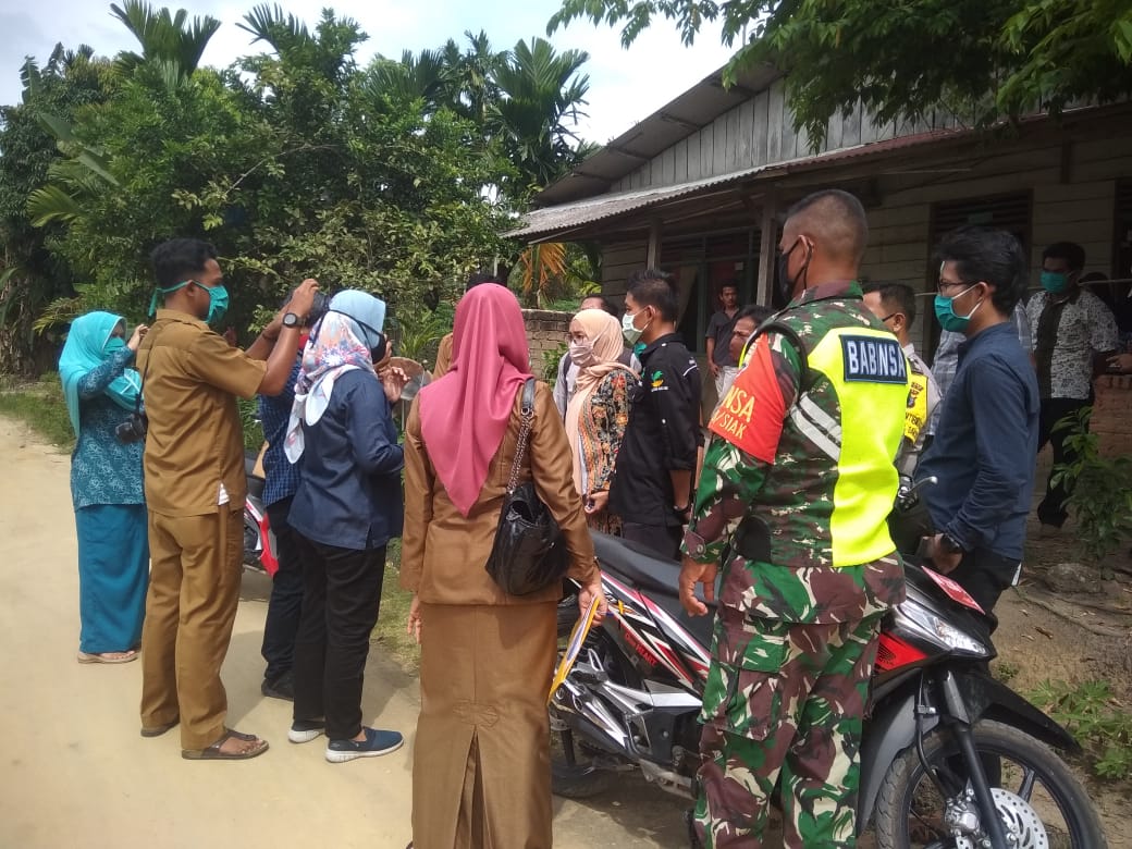 Babinsa Kampung Sialang Sakti Koramil 03/Siak Dampingi Pembagian Dana BLT Perdana di Kampung Sialang