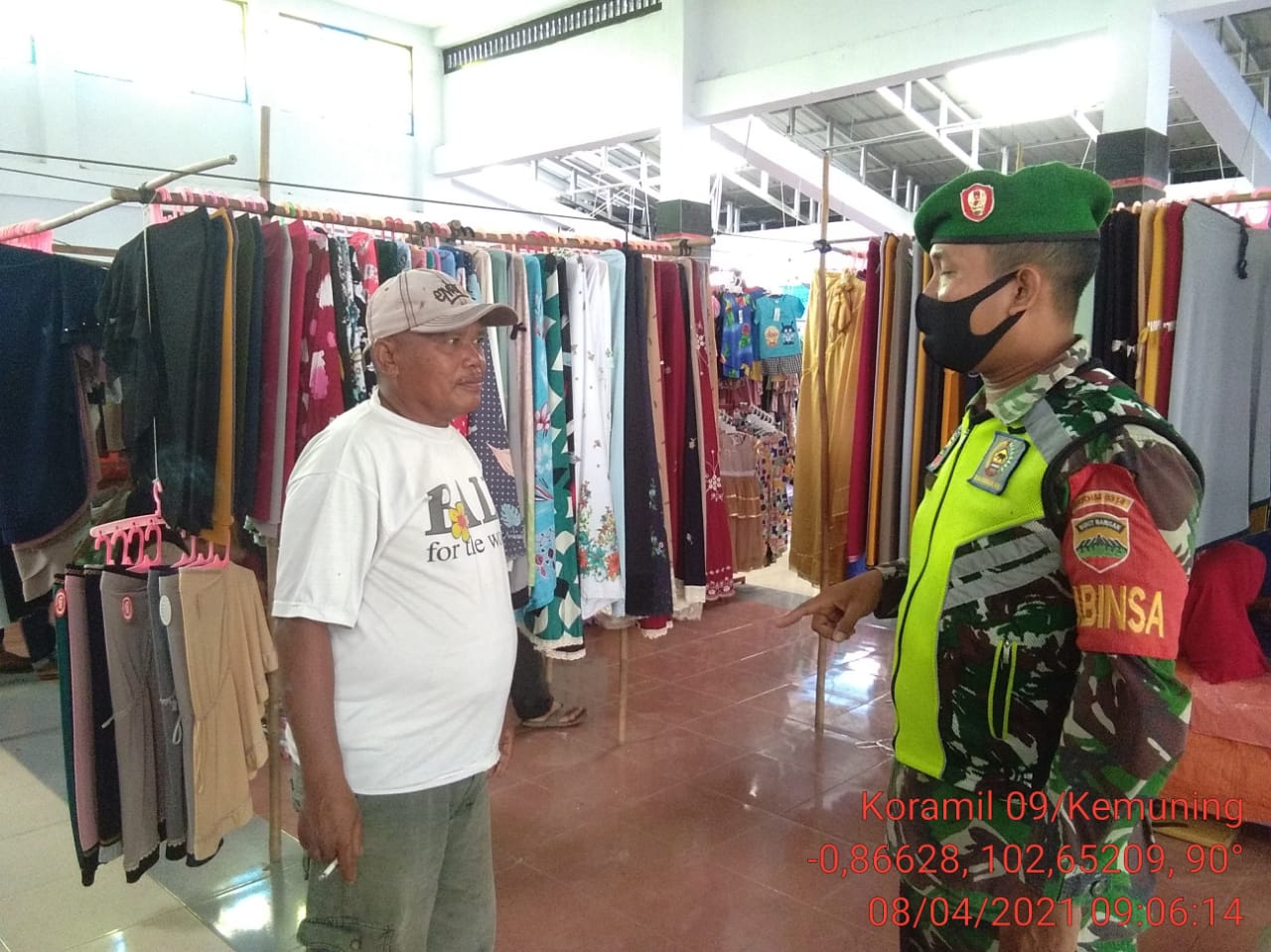 Dengan Humanis, Babinsa Koramil 09/Kemuning Tegakkan Protkes di Keritang Hulu