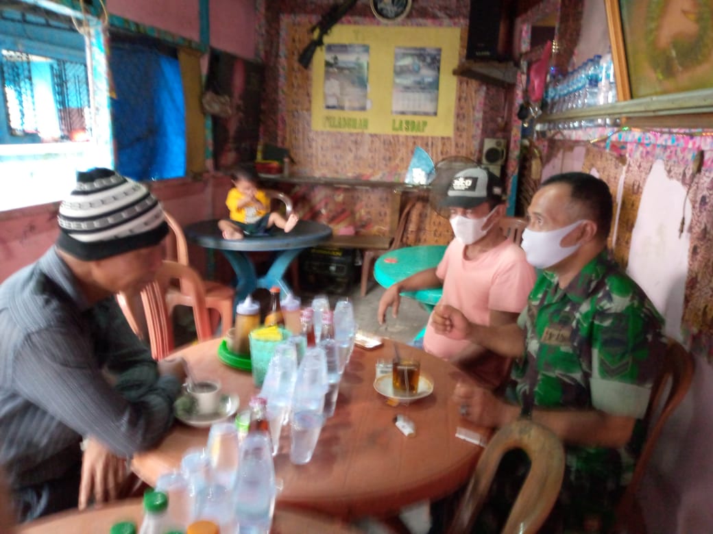 Guna Menjalin Hubungan Baik, Sertu K. Panjaitan Terus Lakukan Komsos Bersama Warga