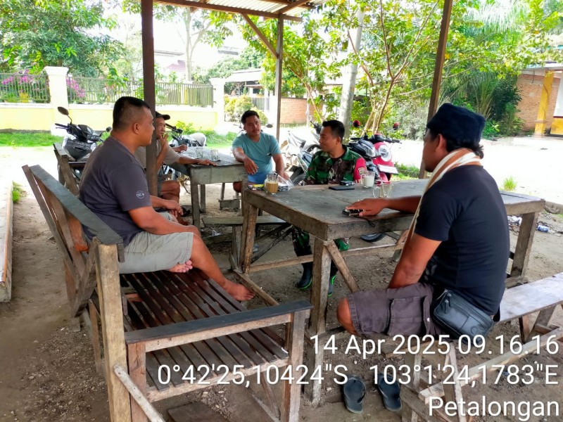 Babinsa Koramil 09/Kemuning Laksanakan Komsos dengan Warga Masyarakat di Desa Binaan