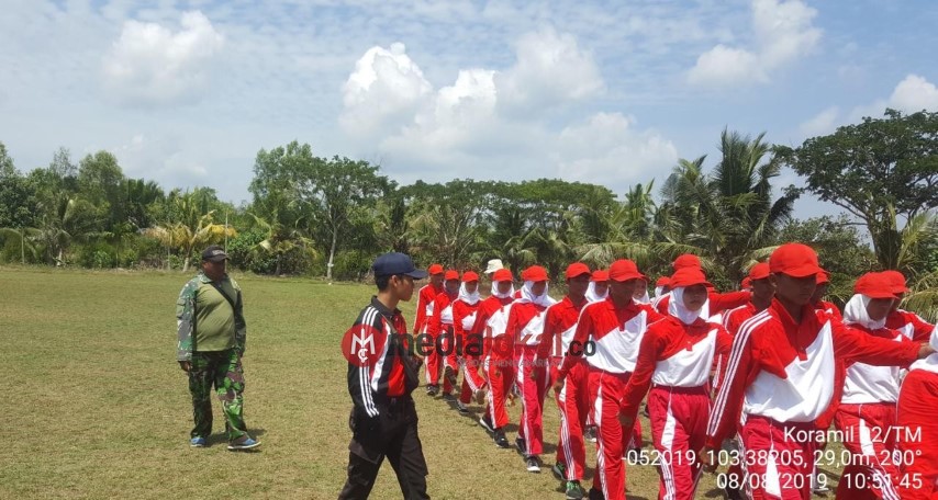 Dibawah Sinar Terik Mentari, Koramil 02/Tanah Merah Tetap Semangat Latih Paskibraka Kecamatan