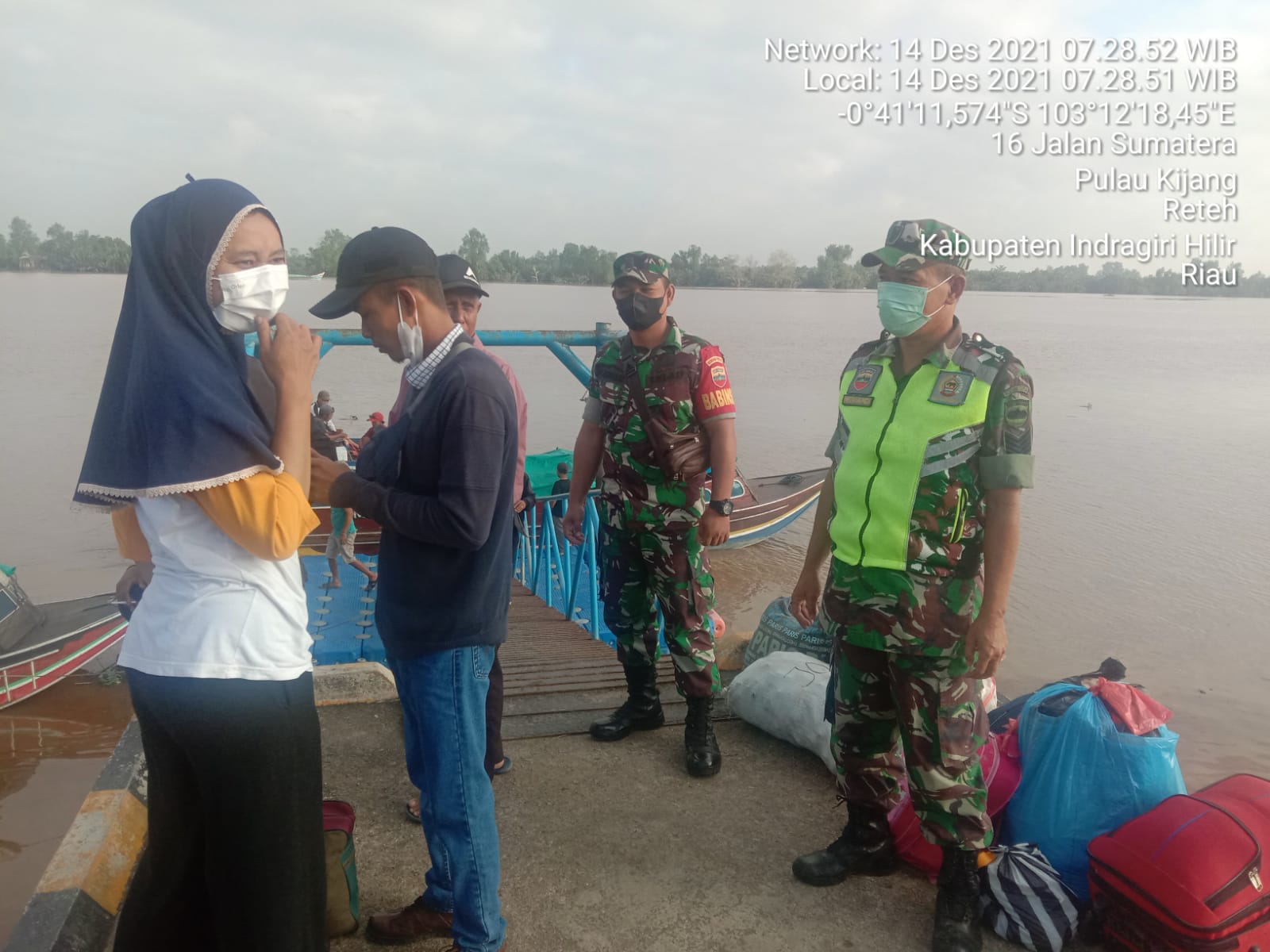 Walaupun Sudah Divaksin, Babinsa Koramil 07/Reteh Pinta Masyarakat untuk Tetap Patuhi Protkes