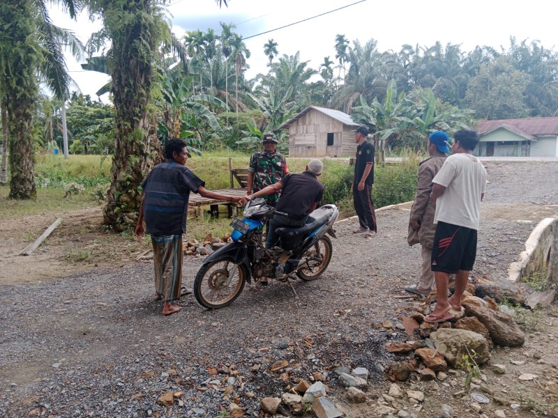 Perkuat Kesadaran Masyarakat Terhadap Lingkungan, Babinsa Koramil 09/Kemuning Rutin Lakukan Komsos