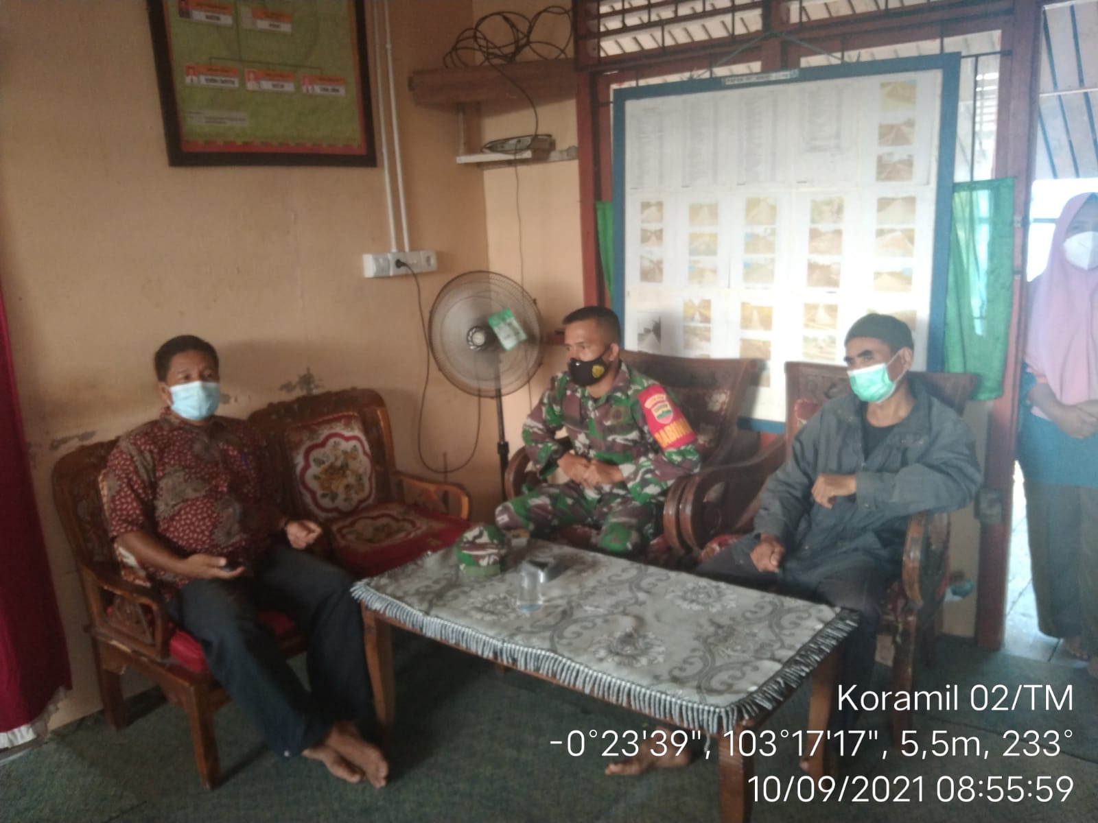 Perkuat Sinergi, Babinsa 02/Tanah Merah Lakukan Komsos dengan Staf Desa Tekulai Hilir