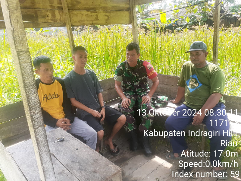 Babinsa Pelda Nofiandi Jalin Silaturahmi Melalui Komsos