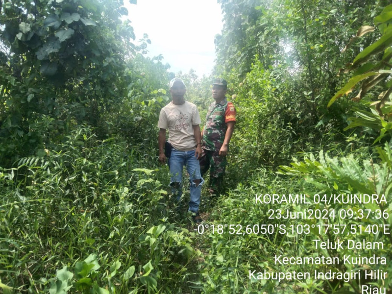 Babinsa Koramil 04/Kuindra Cegah Karhutla Dari Kebakaran di Lingkungan Setempat