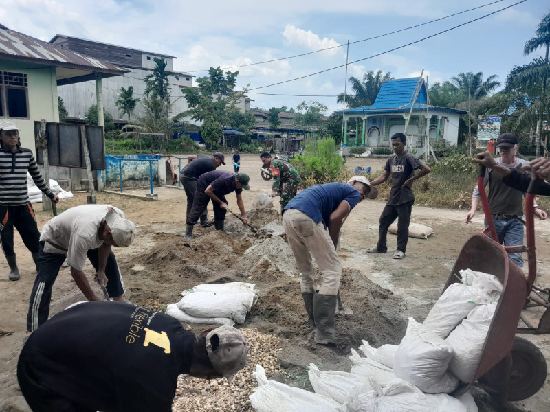 Bersama warga, Babinsa Koramil 05/GAS Goro Perbaikan Jalan Desa