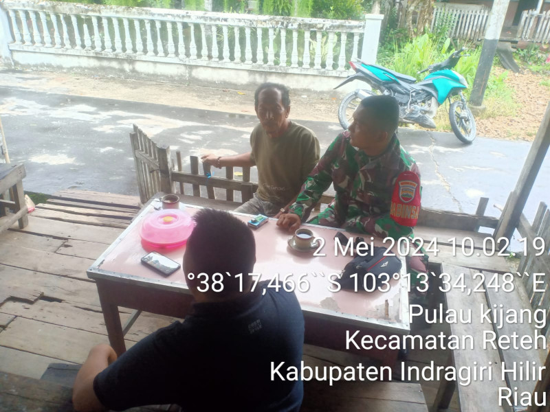 Babinsa Serka Ferry Barus Jalin Kedekatan dan Kebersamaan Bersama Masyarakat Dengan Komsos di Binaan