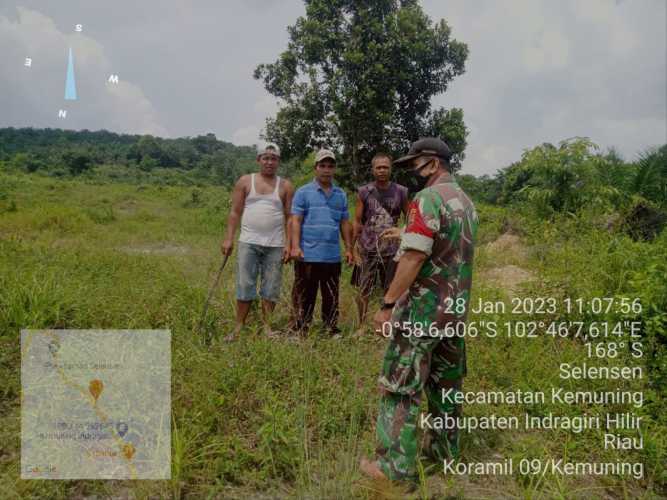 Himbauan Agar Tidak Membuka Lahan, Babinsa Koramil 09/Kemuning Turun Ke Wilayah