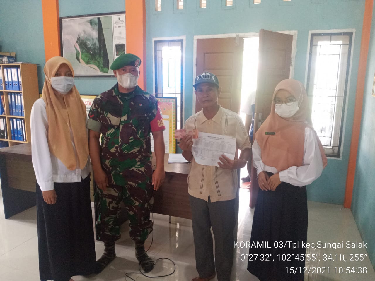 Dampingi Pembagian BLT DD, Babinsa Koramil 03/Tempuling Pastikan Warganya Merasa Aman dan Nyaman