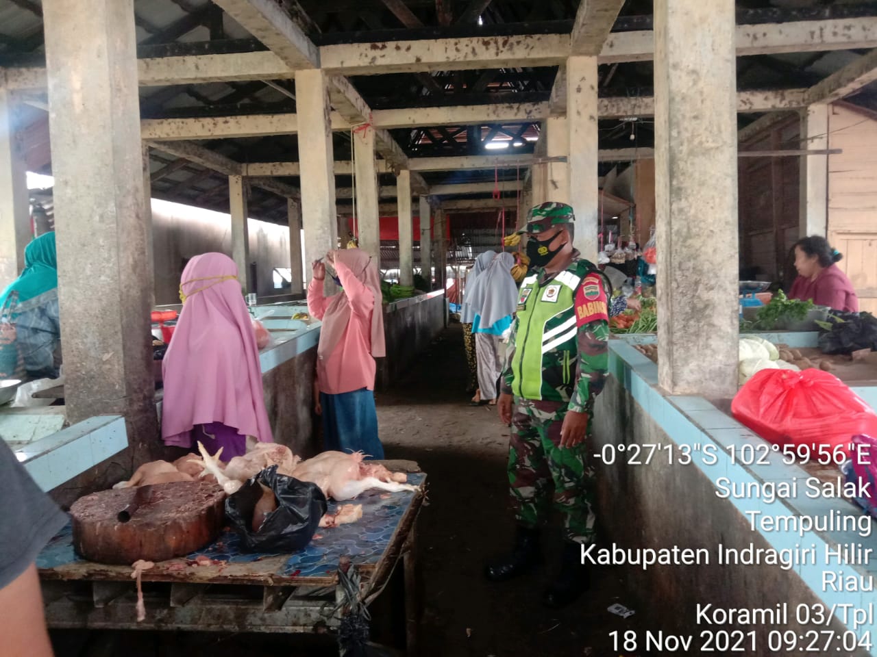 Babinsa 03/Tempuling Datangi Pasar Tradisional Beri Himbauan Tentang Protokol Kesehatan