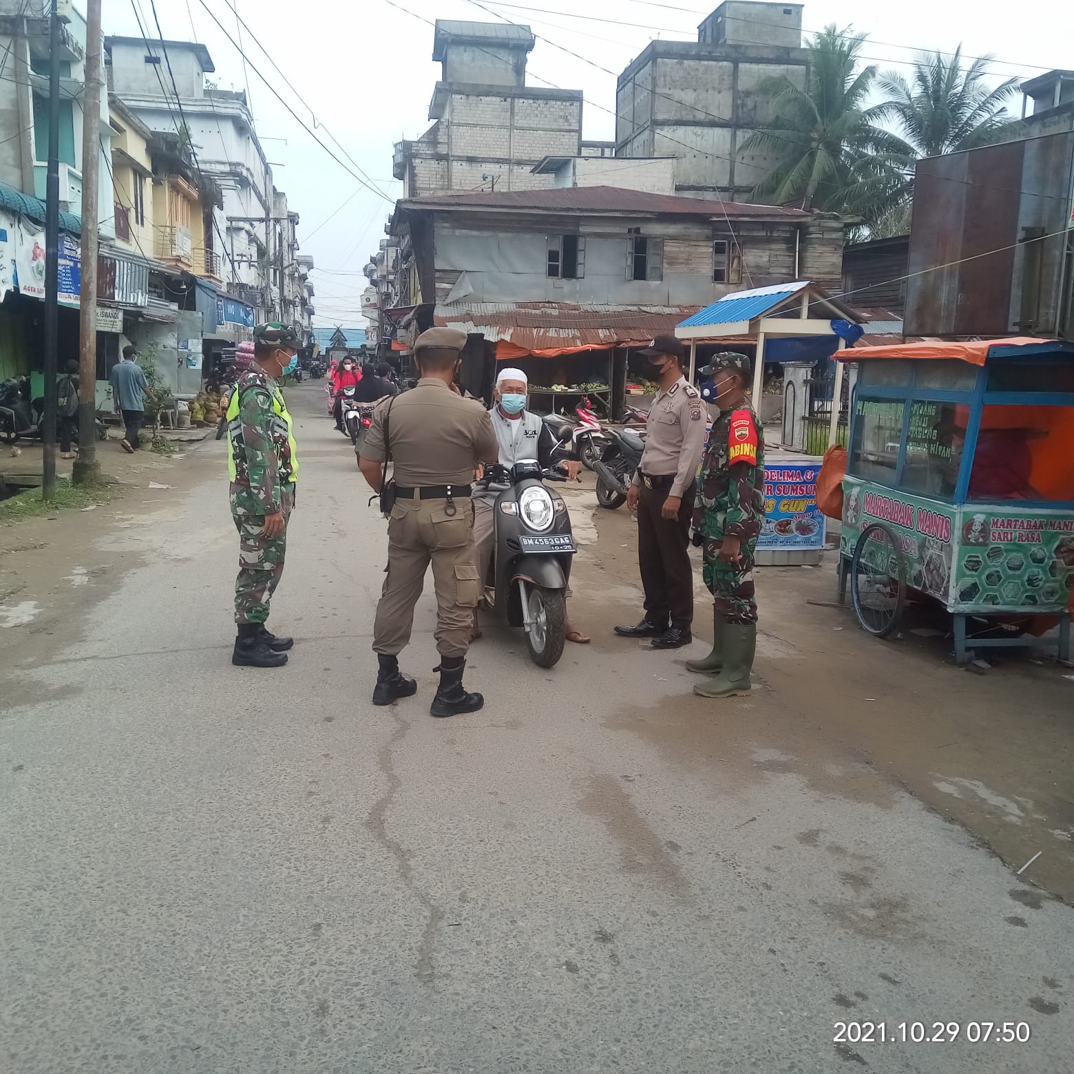 Secara Humanis, Koramil 07/Reteh dan Satgas Tegakkan Protkes di Tempat-tempat Umum