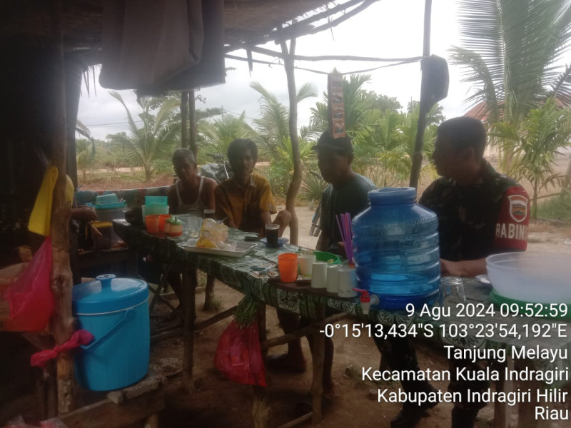 Babinsa Koramil 04/Kuindra Giat Lakukan Keamanan dan Ketertiban Lingkungan Melalui Komsos