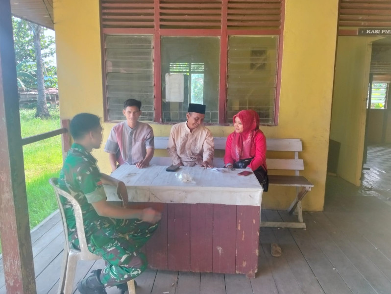 Babinsa Pratu Salman Berbagi Informasi Terkait Situasi di Binaan Dengan Masyarakat