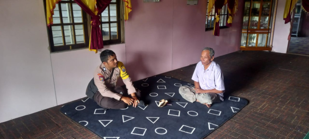 Bhabinkamtibmas Desa Gembira Brigadir Sebi Kurniawan Sambangi Masyarakat Sekaligus Berikan Himbauan Kamtibmas