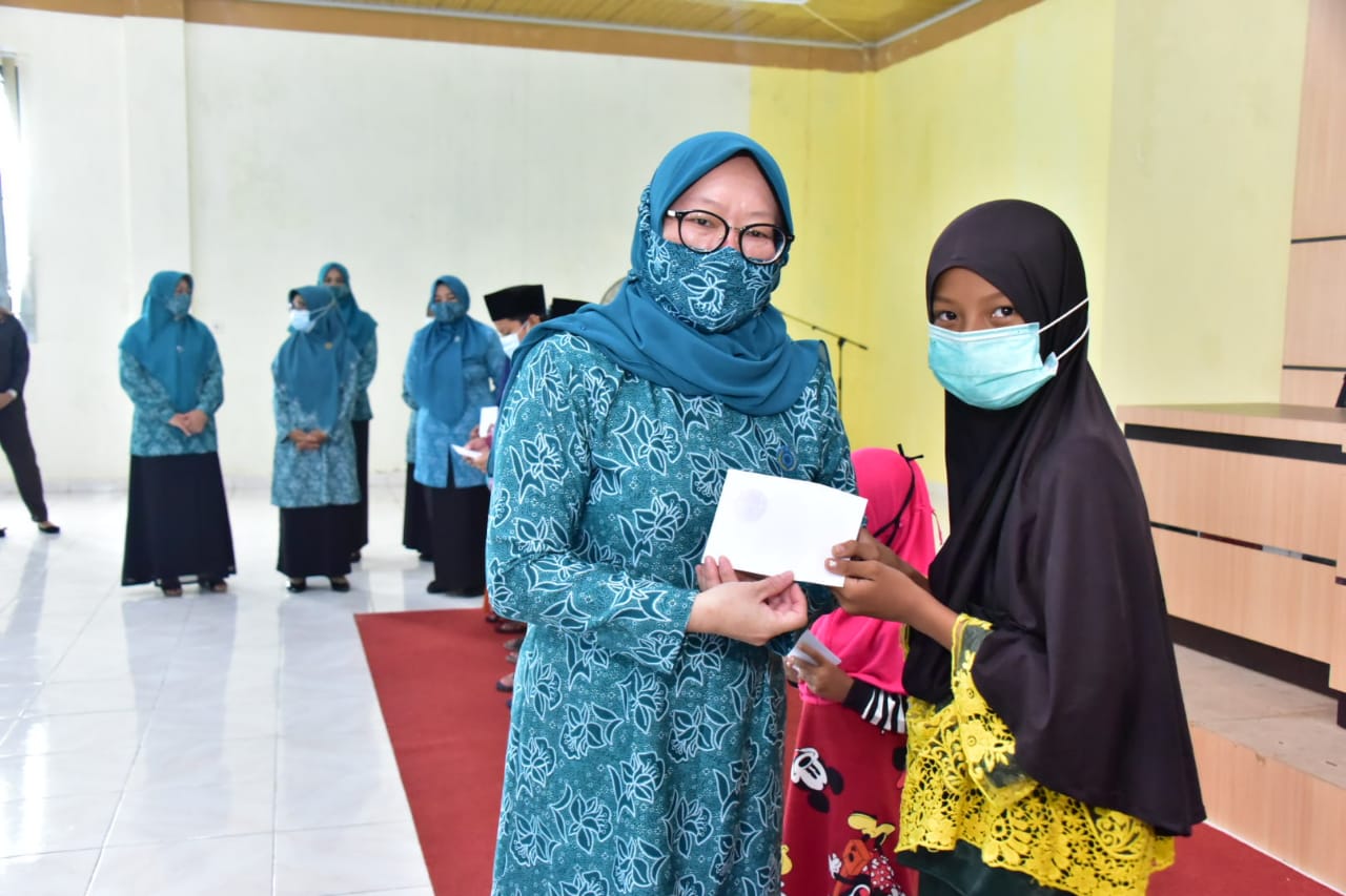 Ketua TP-PKK  Bengkalis Santuni 30 Anak Yatim Kecamatan Bukit Batu