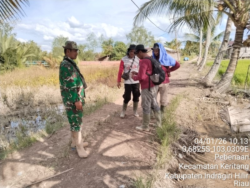 Patroli Karhutla Babinsa Koramil 09/Kemuning di Desa Pebenaan, Situasi Aman dan Terkendali