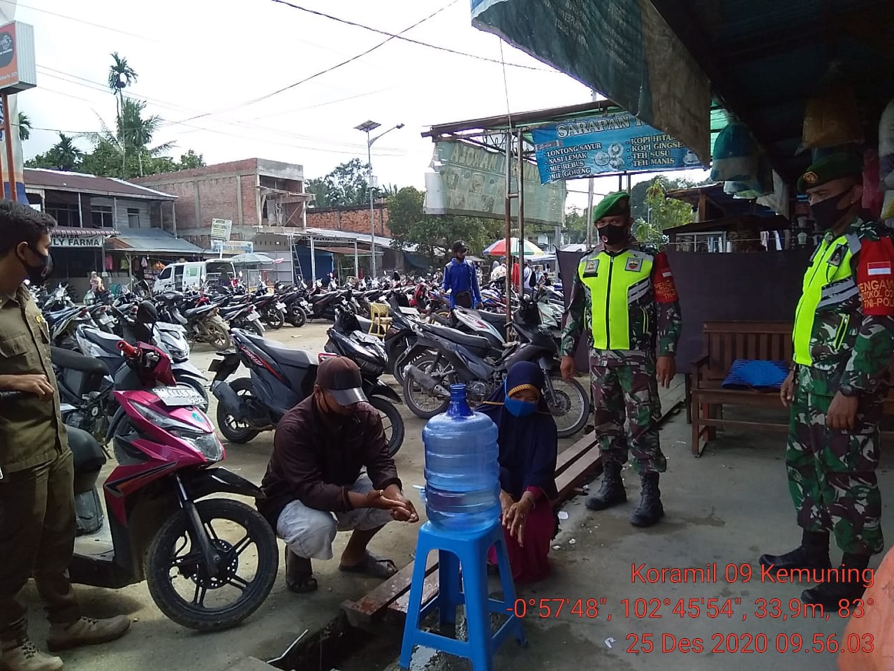 Tak Kenal Lelah, Personil Koramil 09/Kemuning Terus Lakukan Penegakan Protkes di Selensen
