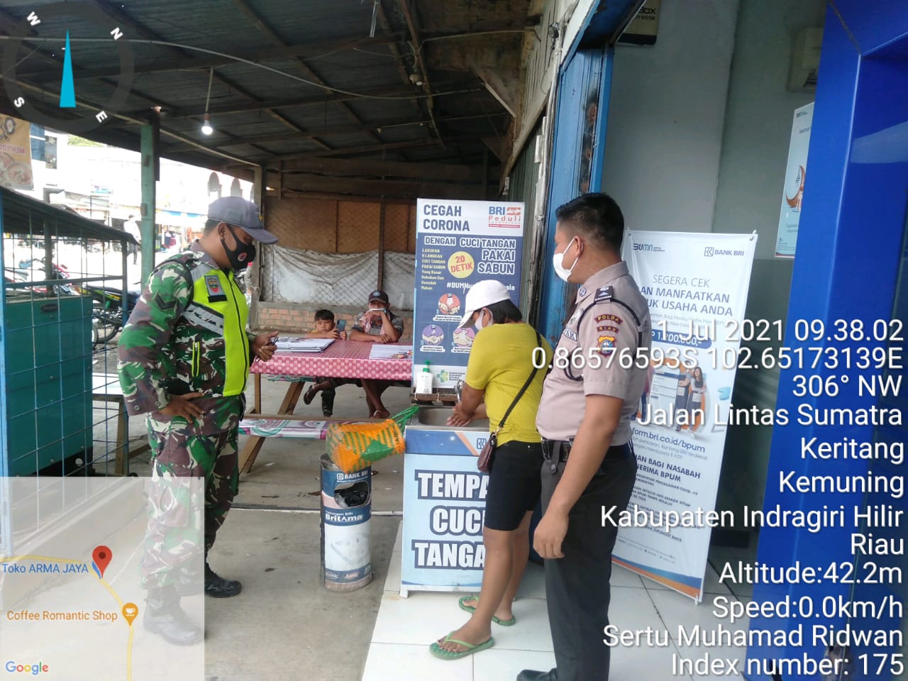 Babinsa 09/Kemuning Lakukan Penegakan Disiplin Protkes di Pasar Keritang Hulu