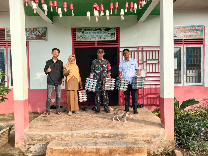 Sertu Ichlas Manalu Dampingi Pemberian Makan Bergizi Gratis: Wujud Nyata TNI Peduli Generasi Penerus Inhil