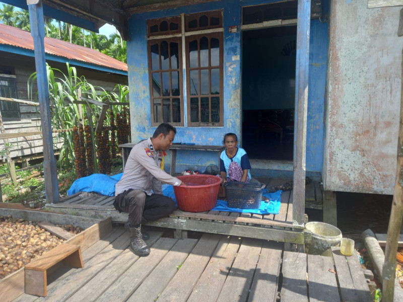 Babinkamtibmas Polsek Gaung Aipda Denny Hidayat Melaksanakan Giat Door to Door Sistem di Rumah Warga Masyarakat Binaan
