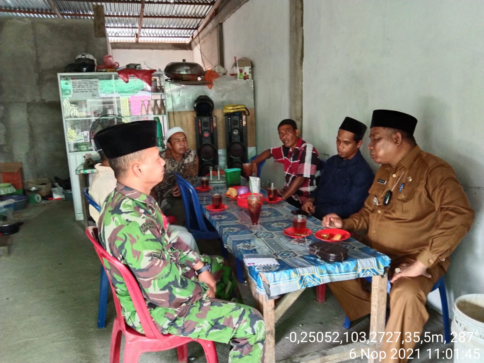 Terus Gencar Komsos, Babinsa Koramil 12/Batang Tuaka Ingatkan ini ke Sesama Warga