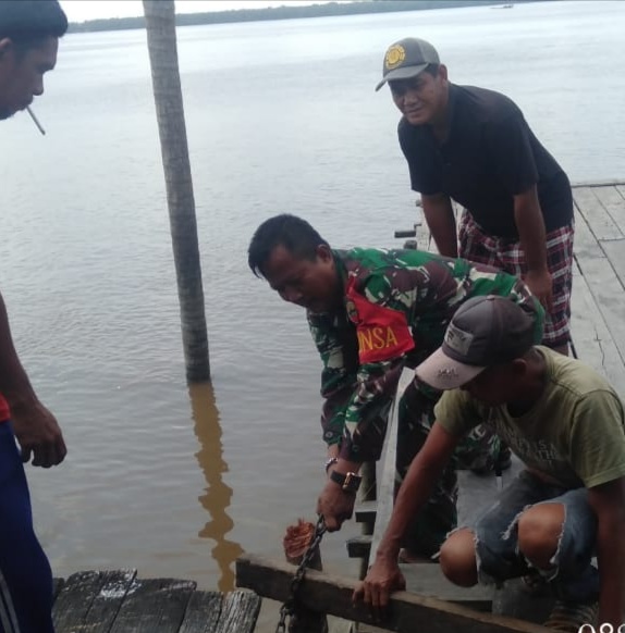 Babinsa Koramil 04/Kuindra Goro Perbaiki Pelantar yang Rusak di Sungai Buluh