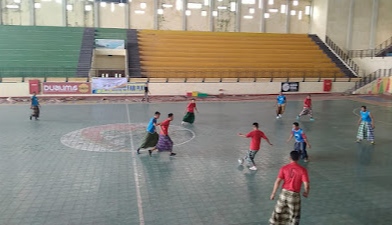 Dalam Rangka HUT Satpol PP dan Linmas, Satpol PP Inhil Adakan Pertandingan Futsal Pakai Kain Sarung
