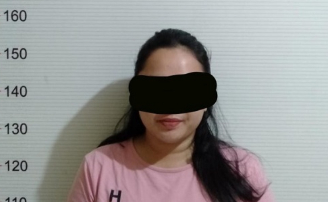 Wanita Cantik Ini Nekat Berbuat Terlarang di Kantornya