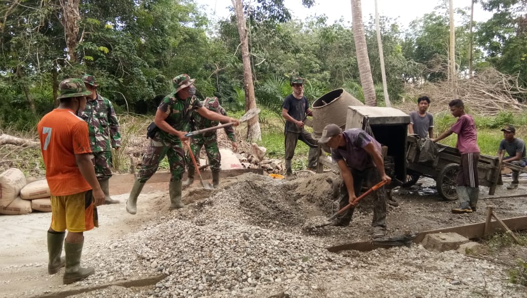 Satgas TNI ( TMMD) Berjibaku Mengaduk Adonan Semen Untuk Pengecoran Jalan Satgas TNI ( TMMD) Berjibaku Mengaduk Adonan Semen Untuk Pengecoran Jalan