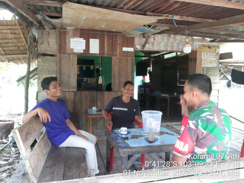 Koramil 07/Reteh Serda Ramli Turun Untuk Rutin Melaksanakan Komsos Guna Jalin Silaturahmi