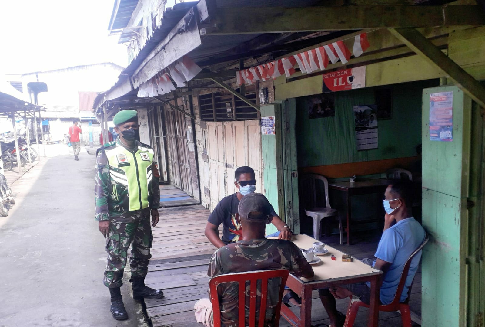 Personil Koramil 04/Kuindra Terus Berikan Himbauan Protkes Kepada Warga