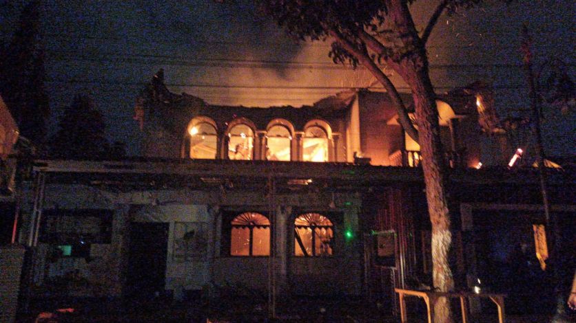 Masih Membara, Begini Kondisi Kafe Menantea di Jalan Sumatera Pekanbaru yang Terbakar