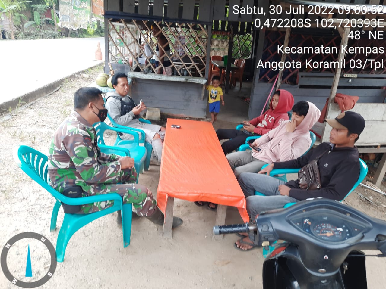 Babinsa 03/Tempuling Komsos Dengan Para Pemuda Di Desa Binaan