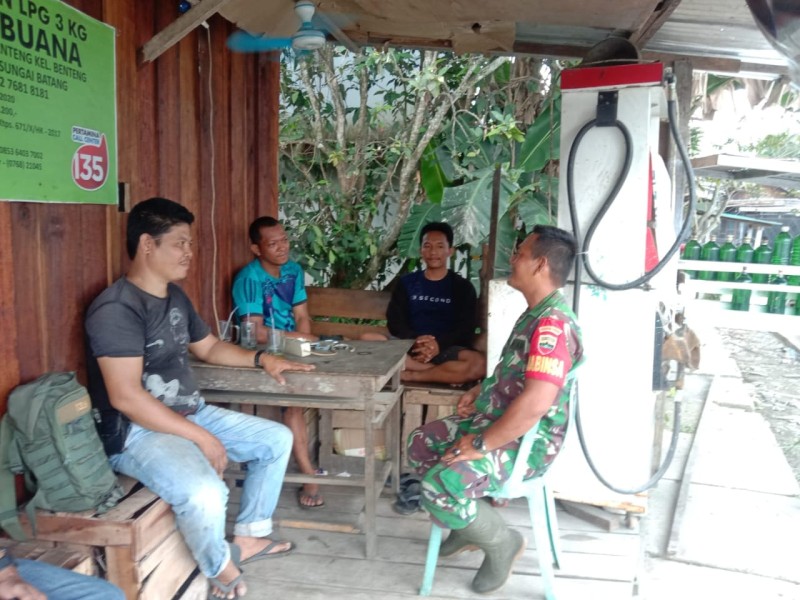 Membangun Kemanunggalan TNI dengan Rakyat, Babinsa Sertu Pardamaean Siregar Laksanakan Komsos dengan Masyarakat Kelurahan Kempas Jaya