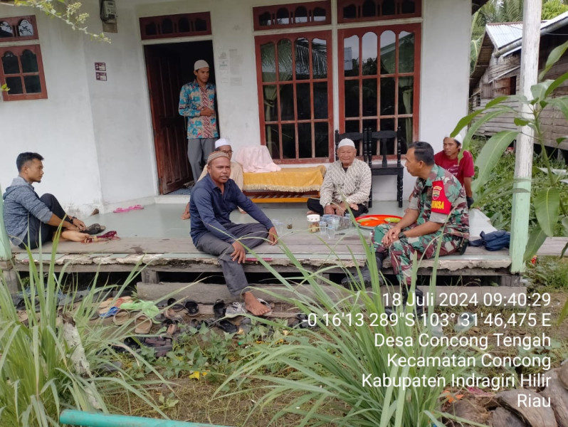 Semarak Asyuro, Babinsa Koramil 04/Kuindra Bersama Masyarakat Nikmati Bubur Sebagai Wujud Kebersamaan